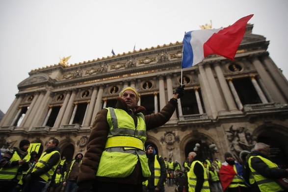 W Paryżu wzmocniono obecność policji przed protestami "żółtych kamizelek"