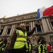 W Paryżu wzmocniono obecność policji przed protestami "żółtych kamizelek"