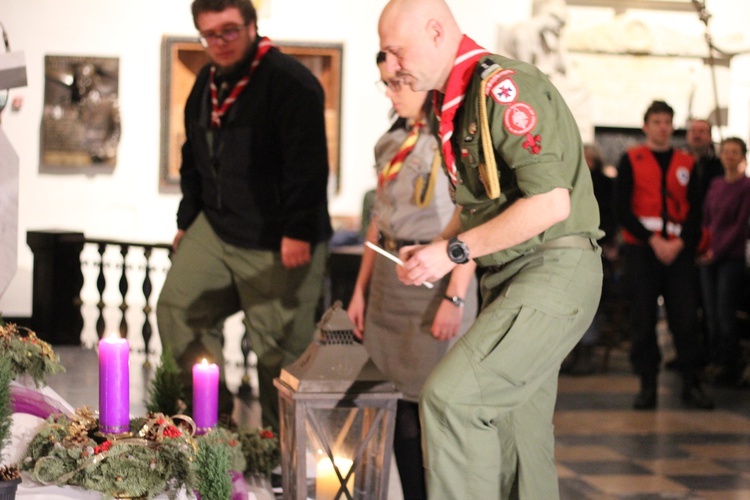 Betlejemskie Światło Pokoju dotarło do Warszawy 