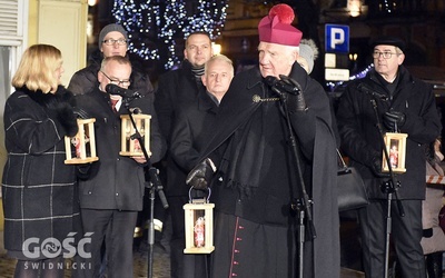 Biskup przed złożeniem życzeń poprosił o odczytanie fragmentu Ewangelii opisującego narodziny Chrystusa.