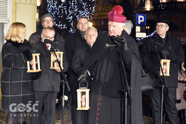 Biskup przed złożeniem życzeń poprosił o odczytanie fragmentu Ewangelii opisującego narodziny Chrystusa.