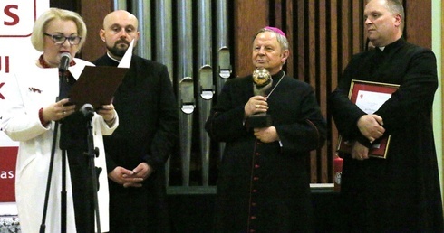 Złote Kule wręczali bp Henryk Tomasik, ks. Robert Kowalski (z prawej) i ks. Damian Drabikowski. Obok Anna Lis