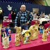 ▲	Jan Gulski podczas Warmińsko-Mazurskiego Jarmarku Wyrobów Artystycznych SztukaTERRiA w Elblągu. 