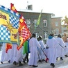 ▲	Orszaki to największe jasełka na świecie. W 2018 roku odbyły się w 644 miejscowościach w Polsce i w 14 poza jej granicami. Wzięło w nich udział ponad 1,2 miliona osób.