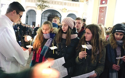 ▲	Wielu nastolatków szuka impulsów autentycznej wiary i okazji do spotkania z Bogiem.