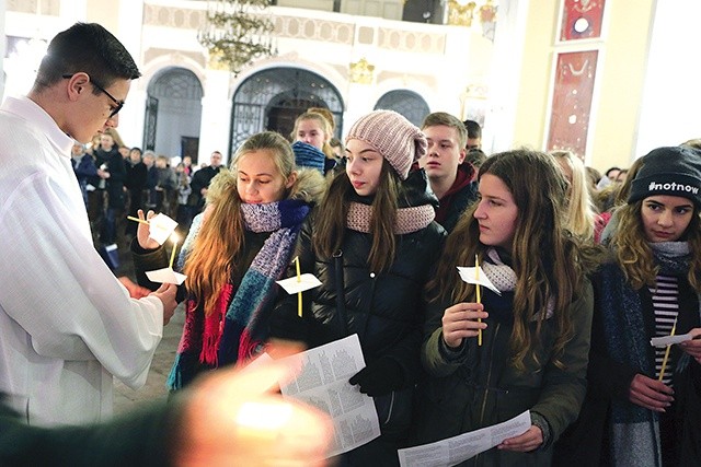 ▲	Wielu nastolatków szuka impulsów autentycznej wiary i okazji do spotkania z Bogiem.