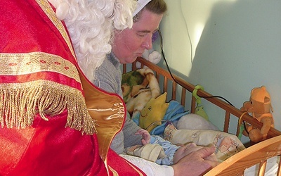 ▲	 Co roku do podopiecznych przychodzi św. Mikołaj.