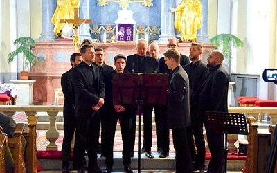 ▲	Artyści podczas występu w warszawskim kościele.