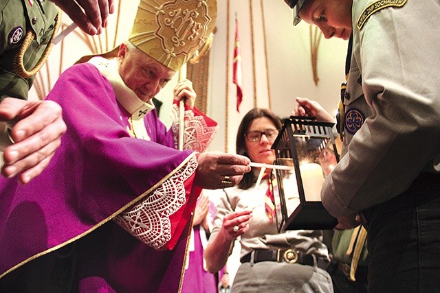 ▲	Harcerze zanieśli betlejemski płomień do stołecznych instytucji. 