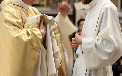 ◄	Nowy kapłan swoją posługę będzie pełnił w parafii Świętej Trójcy w Chynowie.