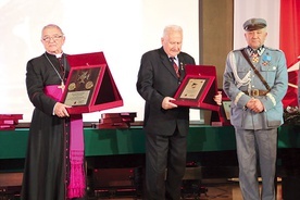 ▲	Abp Sławoj Leszek Głódź: – W roku stulecia niepodległości Polski warto odnotować, że całe ćwierćwiecze było okresem waszej działalności i za to dziękuję.