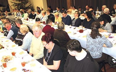 Wspólna wieczerza wigilijna rudnickiego Centrum Caritas.