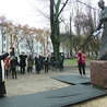 ▲	Monument poświęcił abp Stanisław Budzik, Wielki Kanclerz KUL. 