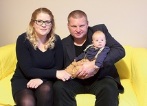 ▲	Anna i Maciej Ślusarczykowie z synkiem Gerardem.
