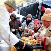 Dzielenie się z innymi pomnaża radość Bożego Narodzenia.