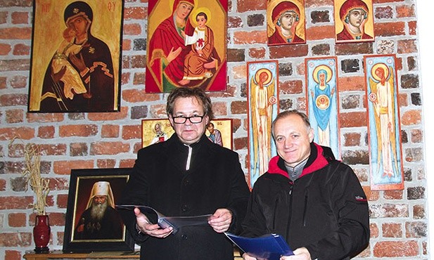Rozśpiewani ks. Bogdan Drozd i Iwan Andrunyk.