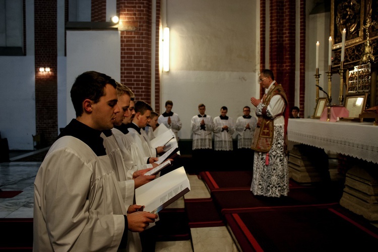 Róż radości i nowi ministranci