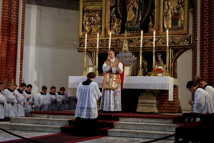 Róż radości i nowi ministranci