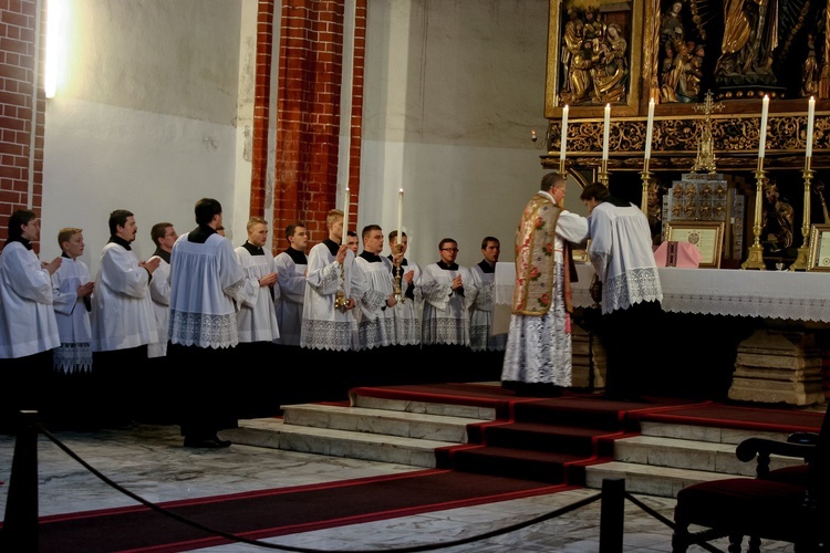 Róż radości i nowi ministranci