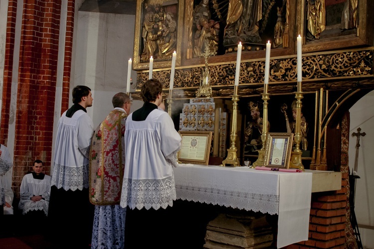 Róż radości i nowi ministranci