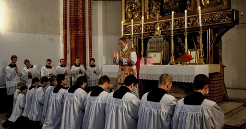 Róż radości i nowi ministranci