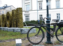 ▲	Rower wojskowy Łucznik stanął przed Urzędem Miejskim.