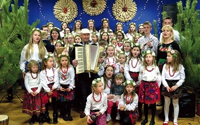▼	Podczas wigilijnego spotkania Guzowianki z Kapelą Bursów dały koncert.
