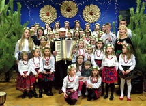 ▼	Podczas wigilijnego spotkania Guzowianki z Kapelą Bursów dały koncert.