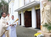 Rzeźbę Jana Pawła II poświęcił w czasie odpustu ks. dr Adam Sroka z WSD w Tarnowie.