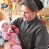 Siostra Monika z maleńkim mieszkańcem domu.