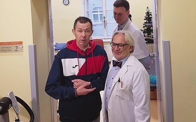 Wybudzony pacjent wraz z prof. Wojciechem Maksymowiczem  i dr. Łukaszem Grabarczykiem.