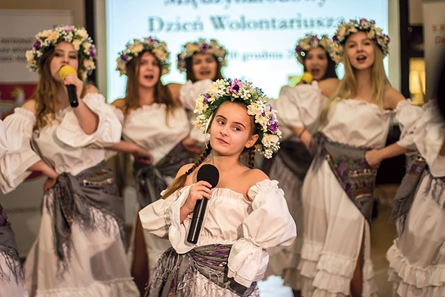 Podczas gali wystąpiły zespoły Szalone oraz Szalone Małolaty z Elbląga.