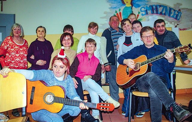 Członkowie wspólnoty „Charis” z niektórymi mieszkańcami „Markotu” podczas spotkania świątecznego.