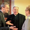 Biskup Jan Kopiec (w środku) w rozmowie z prof. Krystyną Czają (z prawej) i ks. prof. Marcinem Worbsem.