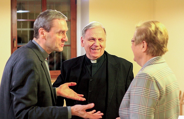 Biskup Jan Kopiec (w środku) w rozmowie z prof. Krystyną Czają (z prawej) i ks. prof. Marcinem Worbsem.