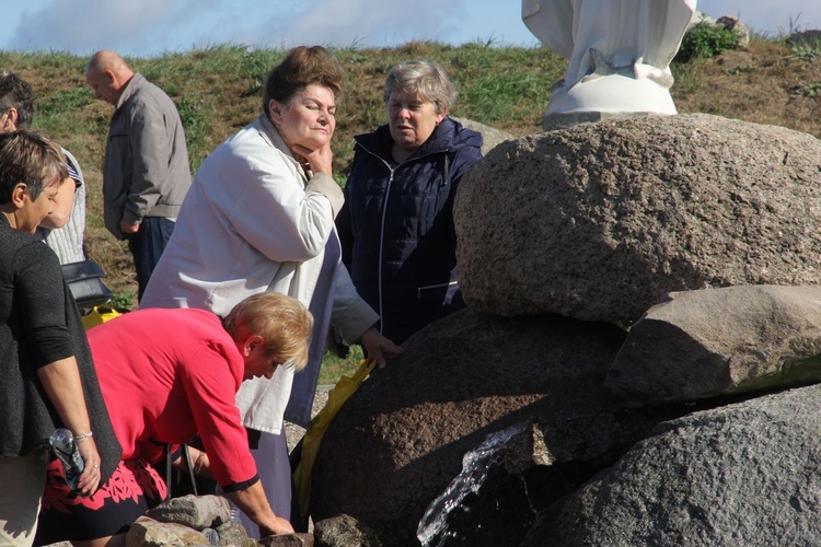 Pielgrzymi w skrzatuskim sanktuarium