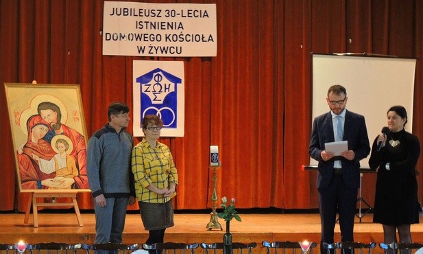 Żywieckie pary rejonowe na jubileuszu Oazy Rodzin w Domu Katolickim: Irena i Wojciech Hubczakowie (z prawej) oraz Edyta i Dariusz Michalec (z lewej)