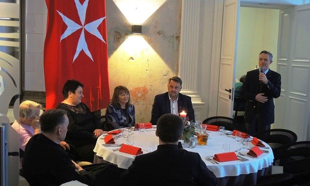 Piotr Rozwadowski (z prawej) koordynuje Opłatek Maltański w Bielsku-Białej z ramenia Zakonu Kawalerów Maltańskich