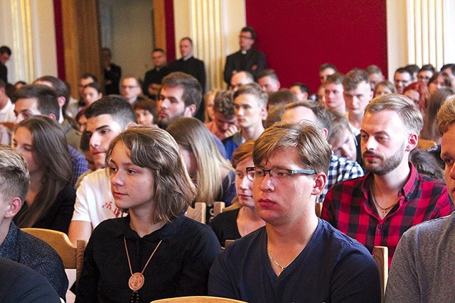 ▲	W tym roku odbył się  II Synod Młodych,  na którym liderzy ruchów i wspólnot dzielili się swoimi bolączkami i nadziejami, związanymi z życiem Kościoła.