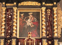 ▲	Święty Józef skupiony nad otwartą księgą, Jezus tulący się do Matki i spoglądający z dobrocią na każdego, kto zbliża się do cudownego obrazu w Osieku.