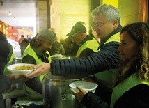 Kardynał Krajewski pod metrem Termini osobiście nalewa zupę potrzebującym.