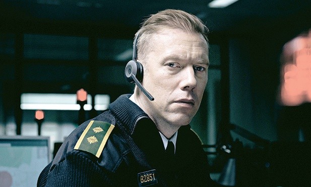 Bohaterem „Winnych” jest Asger Holm (w tej roli Jakob Cedergren), policjant pełniący dyżur przy telefonie alarmowym.