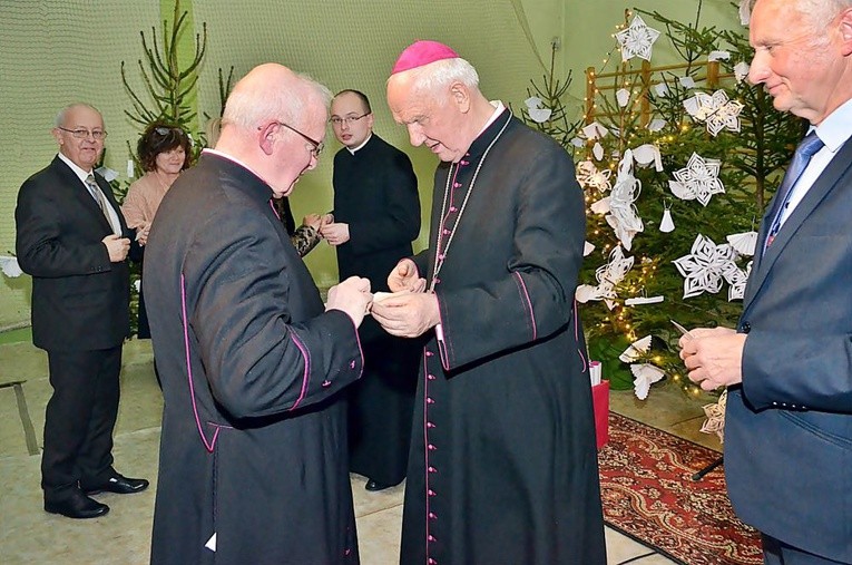 Biskup składający życzenia w Jedlinie-Zdroju.