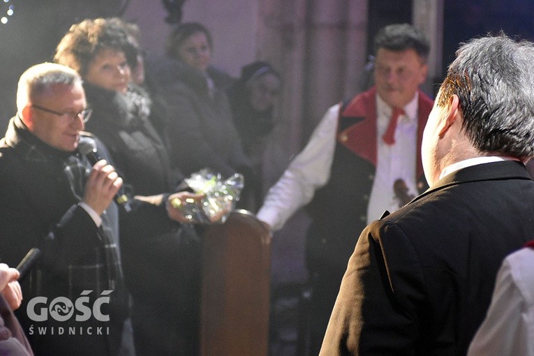 Koncert zespołów "Kostrzanie" i "Mazowsze" w Bazylice Mniejszej