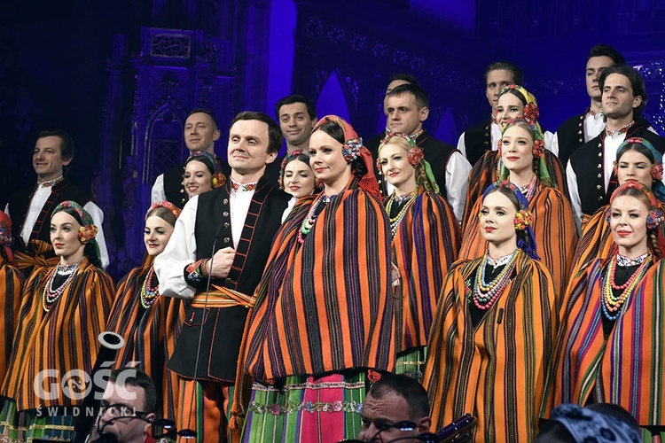 Koncert zespołów "Kostrzanie" i "Mazowsze" w Bazylice Mniejszej