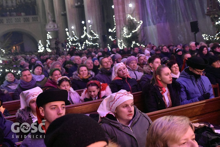 Koncert zespołów "Kostrzanie" i "Mazowsze" w Bazylice Mniejszej