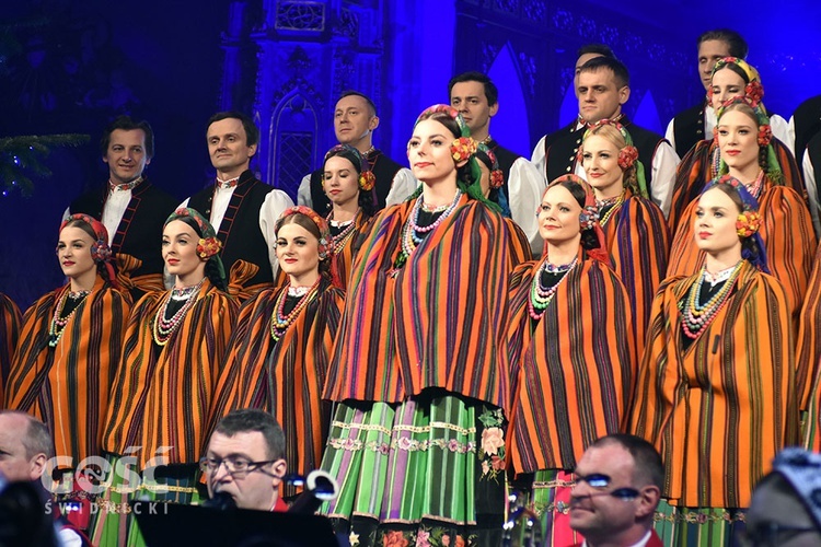 Koncert zespołów "Kostrzanie" i "Mazowsze" w Bazylice Mniejszej