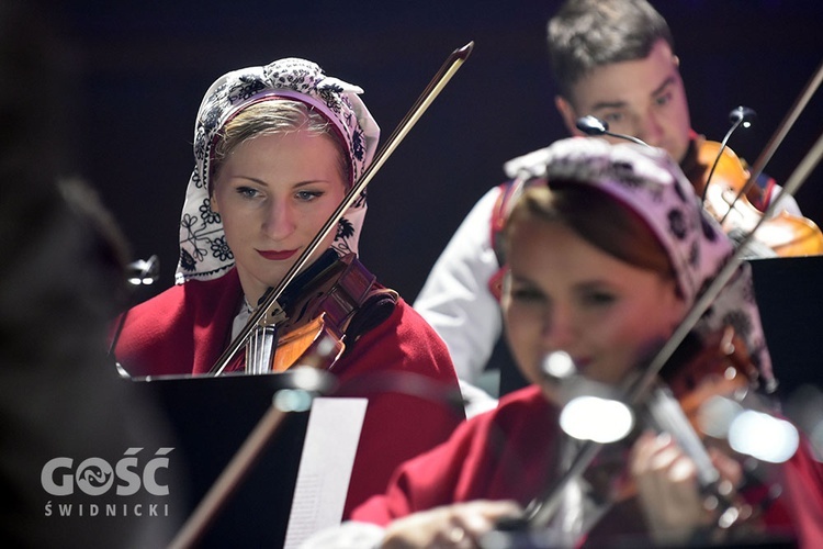 Koncert zespołów "Kostrzanie" i "Mazowsze" w Bazylice Mniejszej