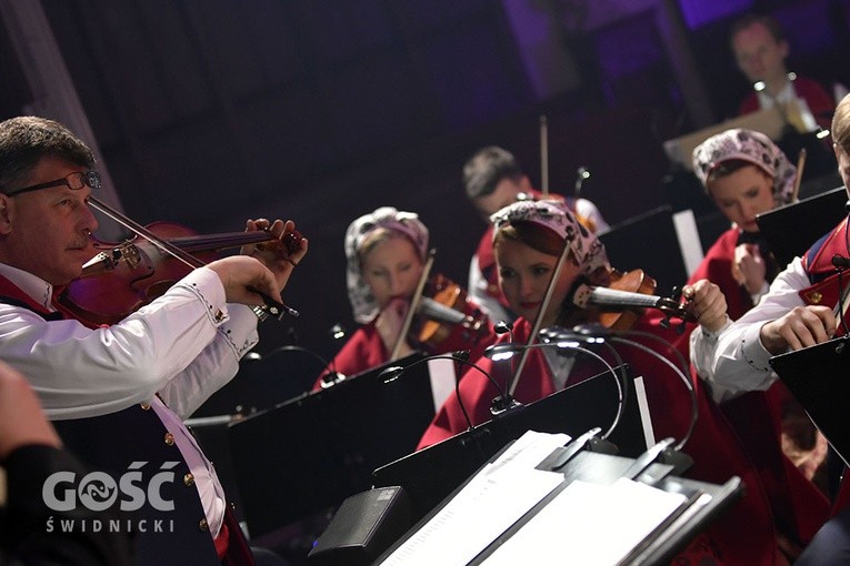 Koncert zespołów "Kostrzanie" i "Mazowsze" w Bazylice Mniejszej