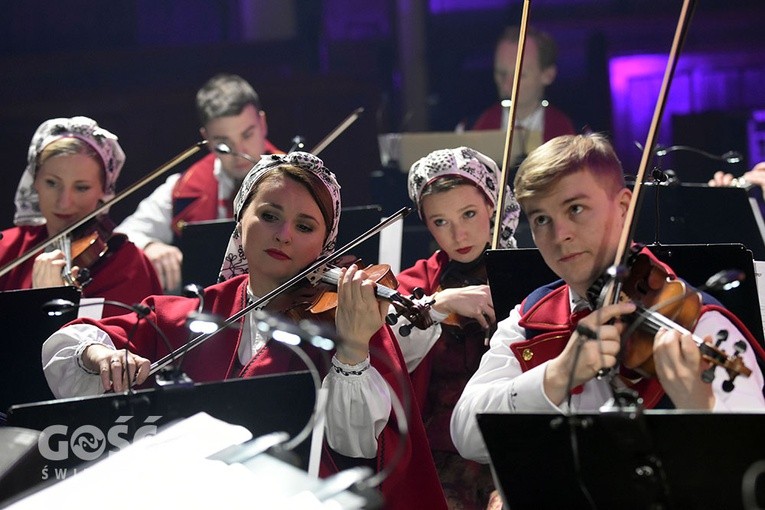 Koncert zespołów "Kostrzanie" i "Mazowsze" w Bazylice Mniejszej